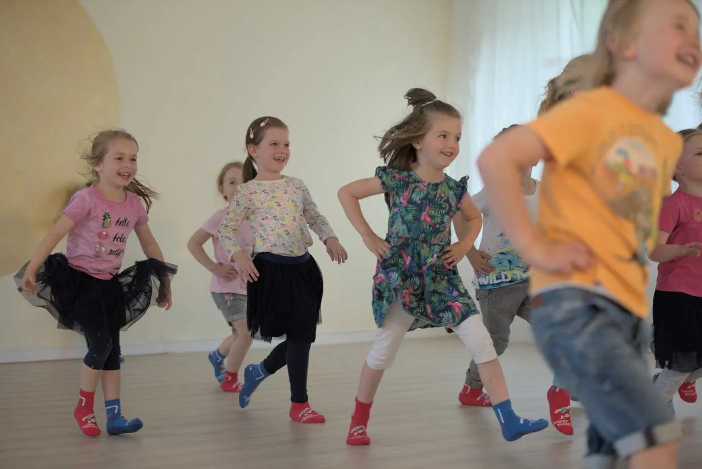 Kinder tanzen in einem happydancers-Kurs